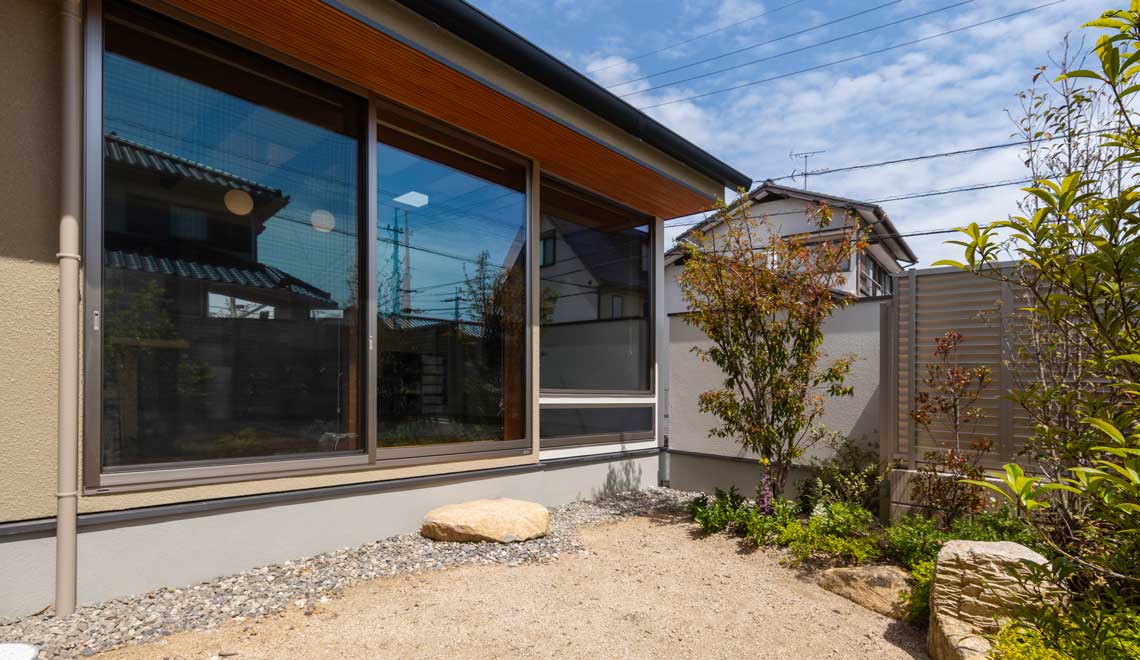 ライフスタイルを豊かに｜岡山の一級建築事務所・工務店 有限会社木もれ日の家 | 住む人の個性と調和する和モダンデザインの注文住宅をご提供。新築や改築はもちろん、庭や空間デザインまで対応し、快適さと美しさを兼ね備えた資産価値の高い住まいを実現します。環境配慮型の先進技術を活用し、安全性と耐久性の高い住まいで、お客様の持続可能で豊かな暮らしをサポートします。