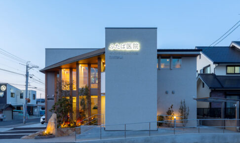 街角に緑と佇む医院　(ふたば医院)